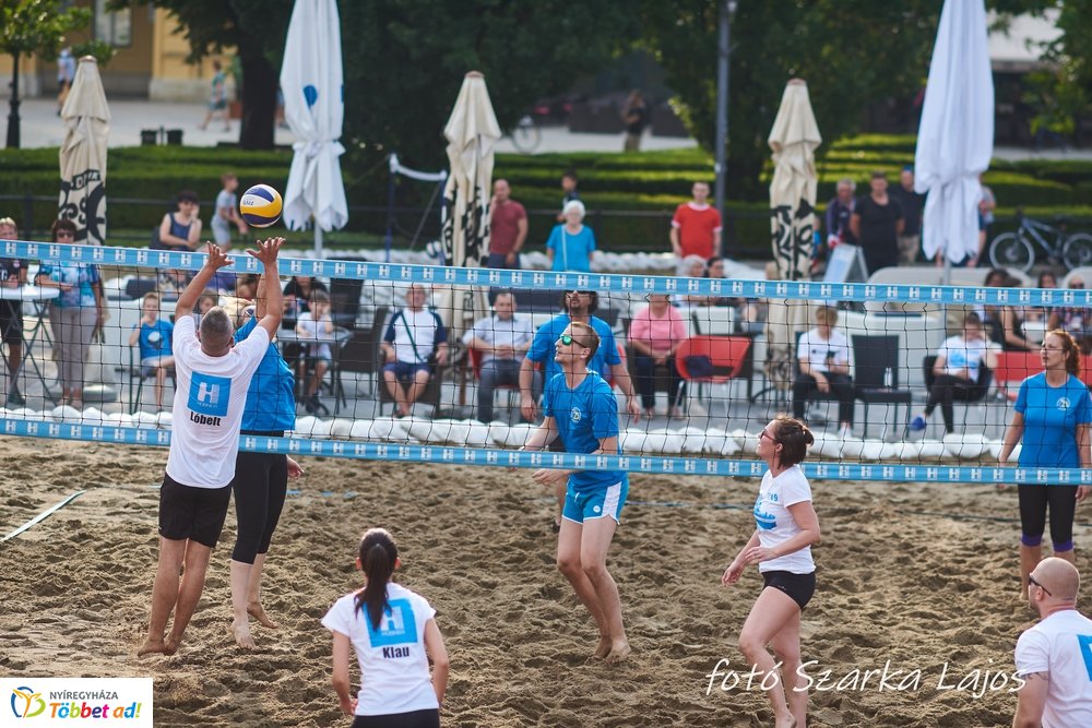 Elkezdődött a Hübner strand röpi