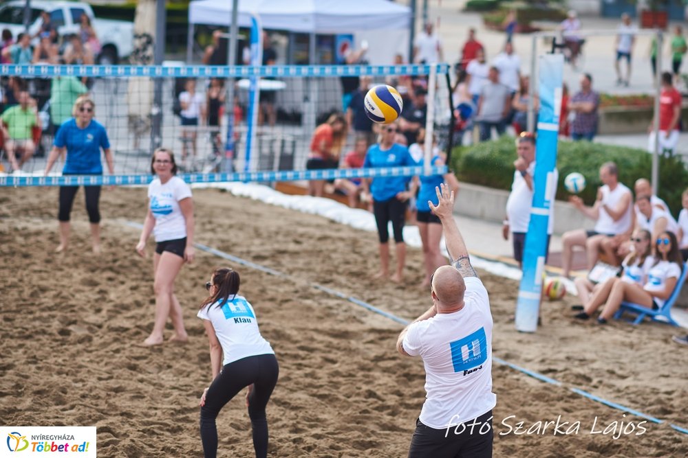 Elkezdődött a Hübner strand röpi