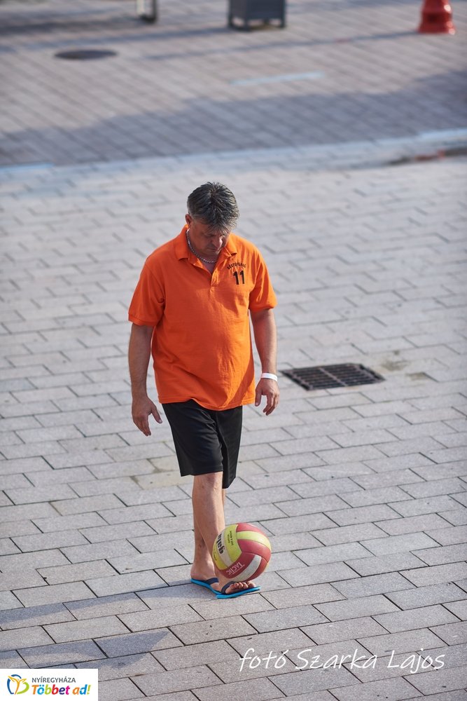 Elkezdődött a Hübner strand röpi