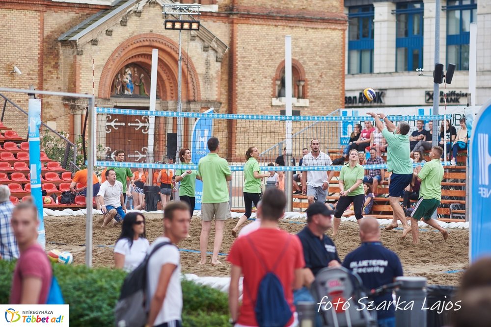 Elkezdődött a Hübner strand röpi