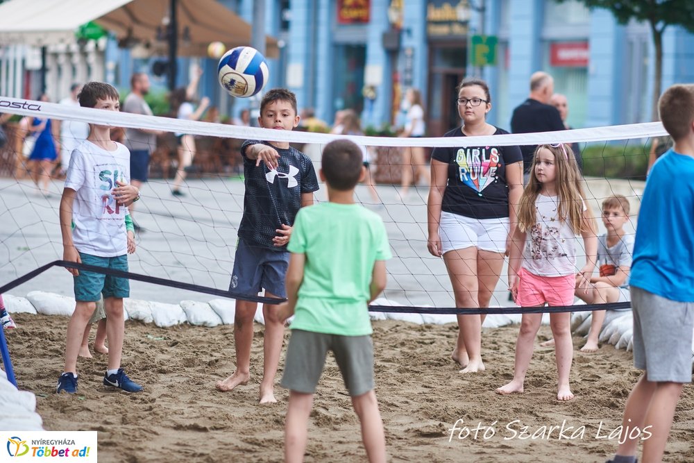 Elkezdődött a Hübner strand röpi