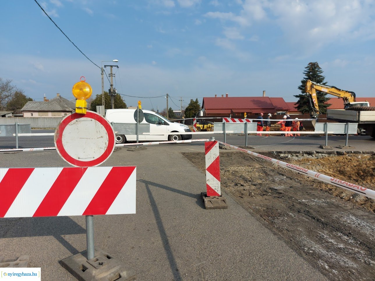 Elkezdték építeni a körforgalmat Leveleken