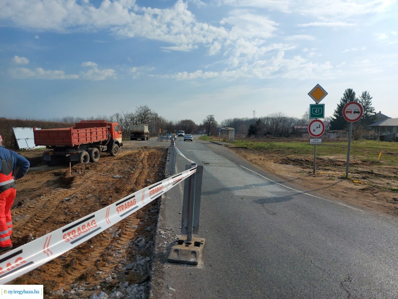 Elkezdték építeni a körforgalmat Leveleken