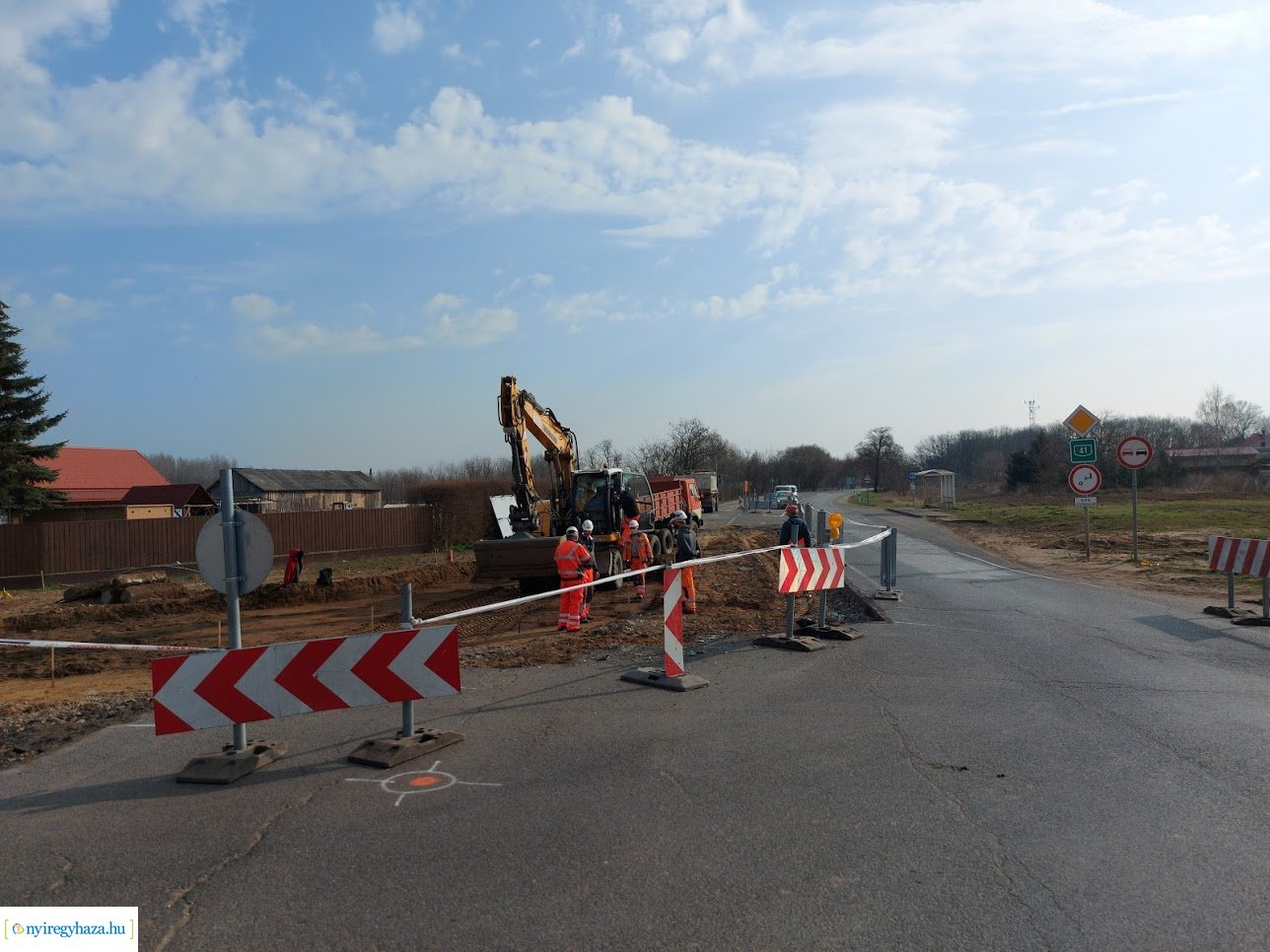 Elkezdték építeni a körforgalmat Leveleken