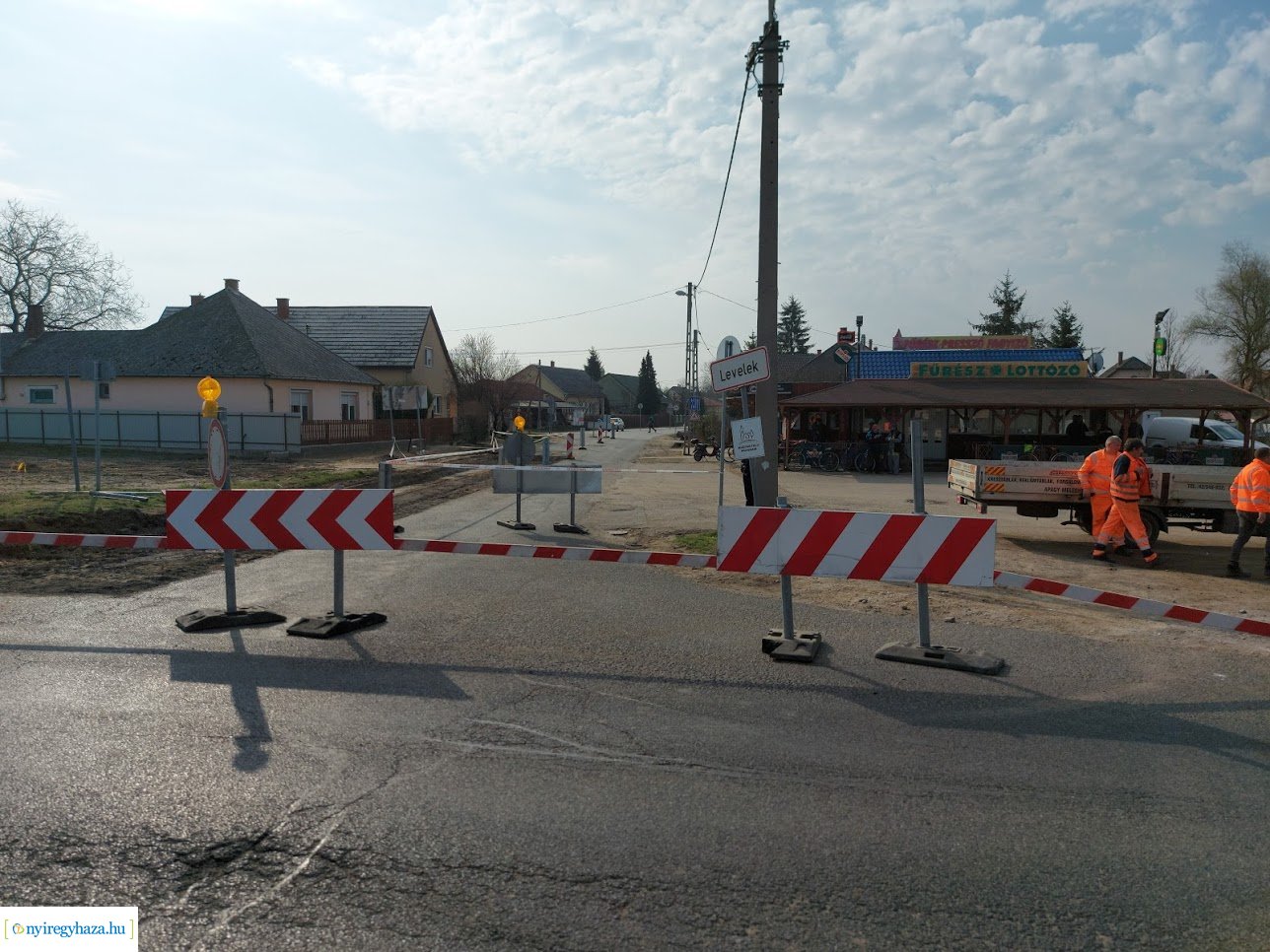 Elkezdték építeni a körforgalmat Leveleken