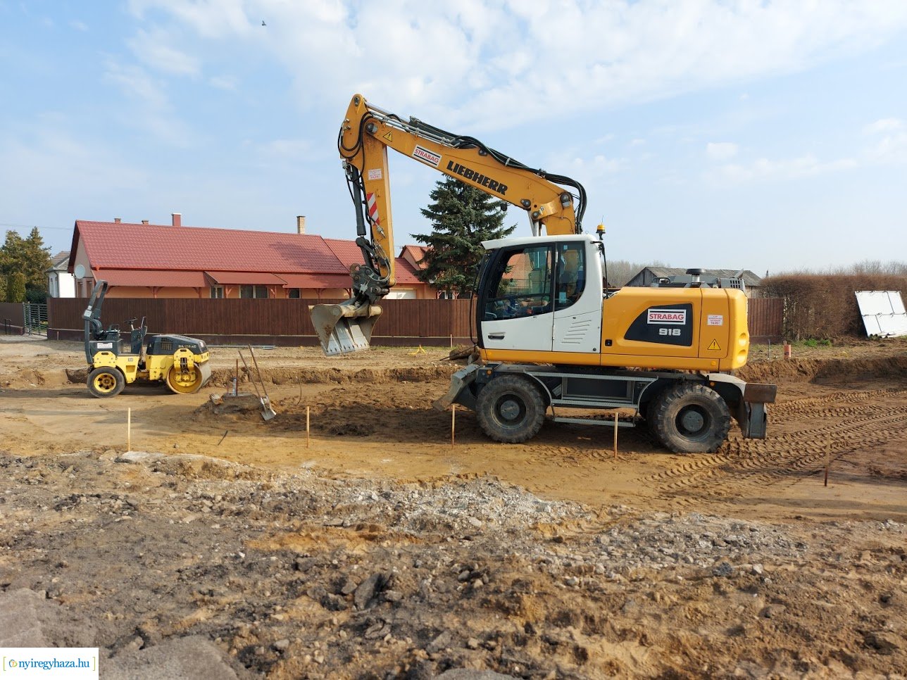 Elkezdték építeni a körforgalmat Leveleken