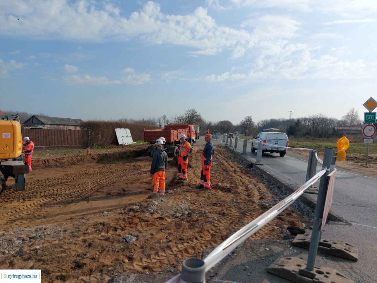 Elkezdték építeni a körforgalmat Leveleken