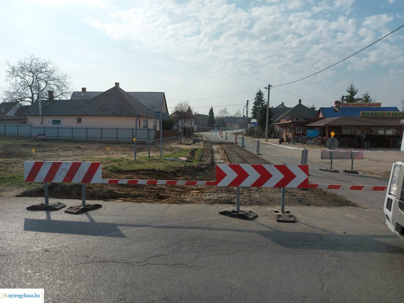 Elkezdték építeni a körforgalmat Leveleken