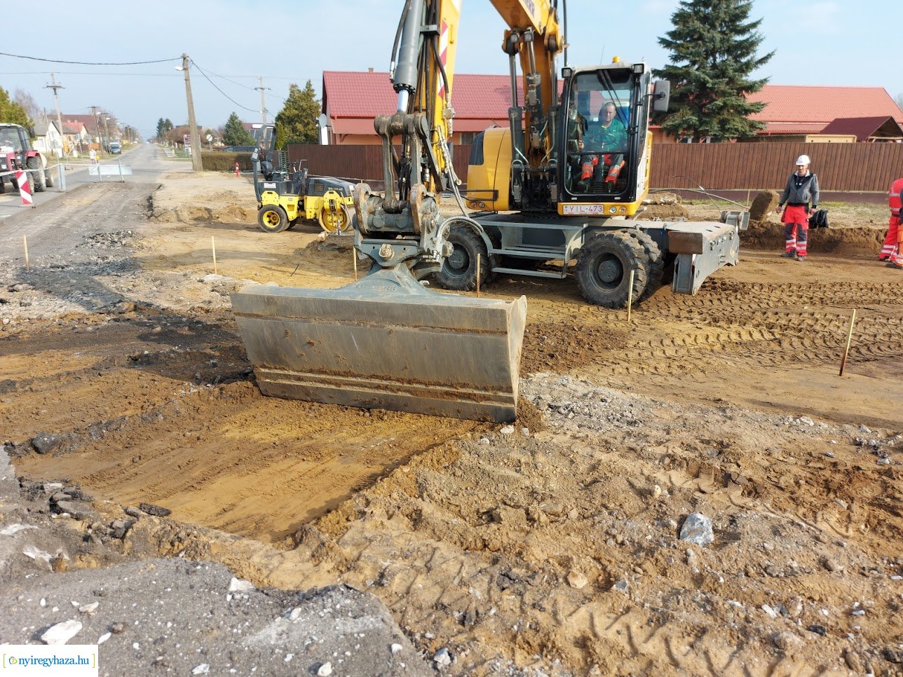 Elkezdték építeni a körforgalmat Leveleken