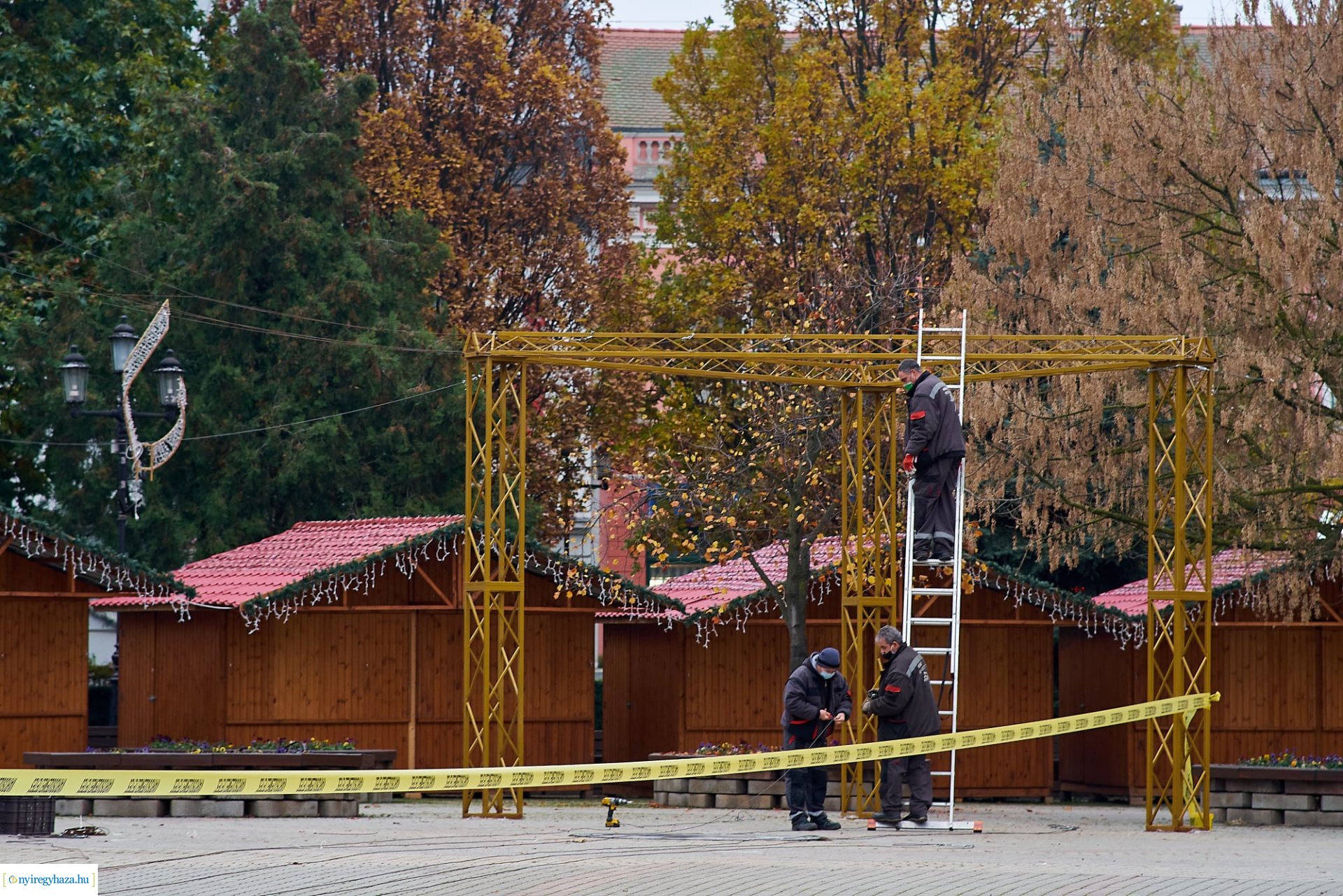 Elkezdték feldíszíteni Nyíregyháza karácsonyfáját 