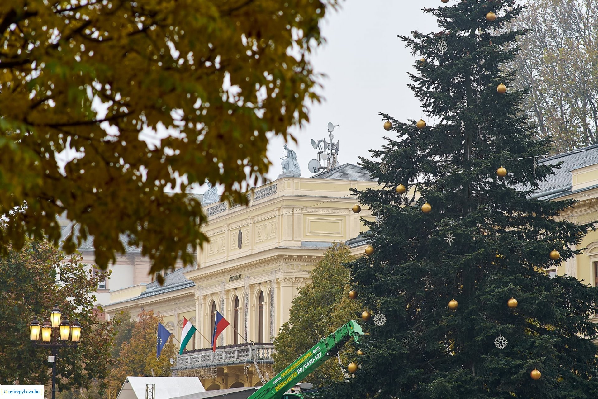 Elkezdték feldíszíteni Nyíregyháza karácsonyfáját 