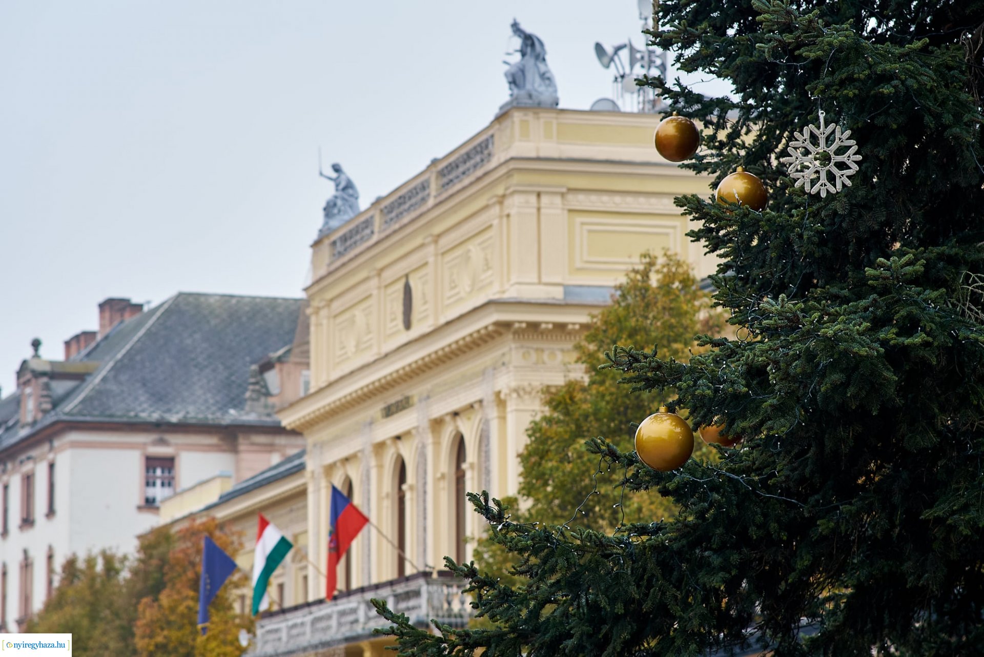 Elkezdték feldíszíteni Nyíregyháza karácsonyfáját 