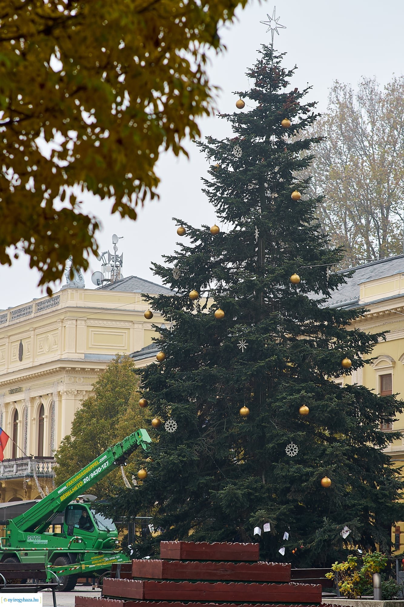Elkezdték feldíszíteni Nyíregyháza karácsonyfáját 
