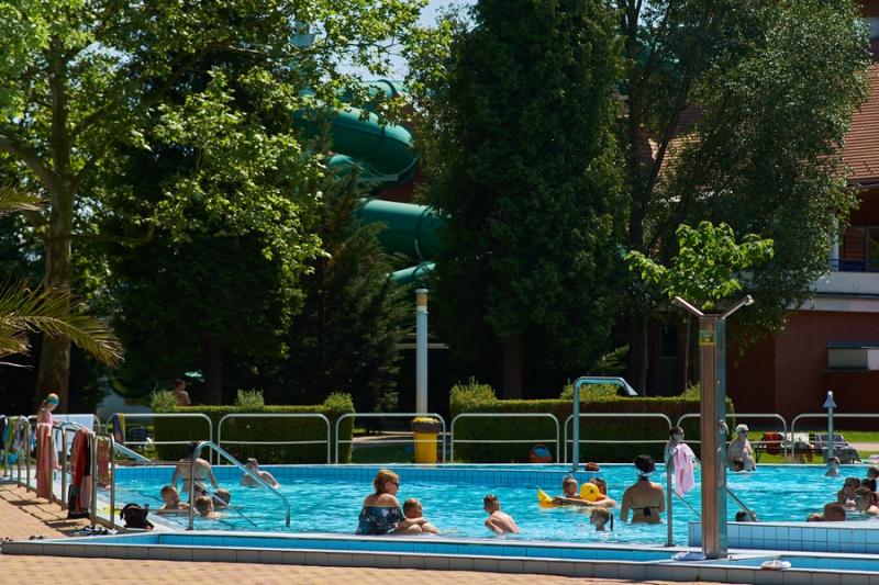 Első csobbanások a Parkfürdőben