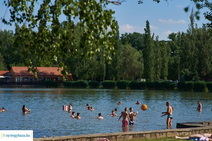 Első csobbanások a Tófürdőn