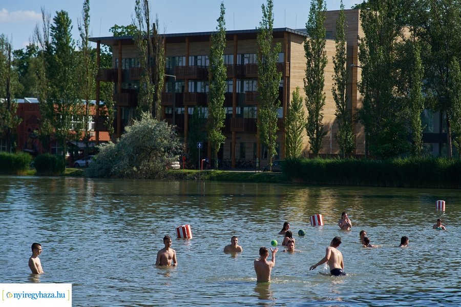 Első csobbanások a Tófürdőn