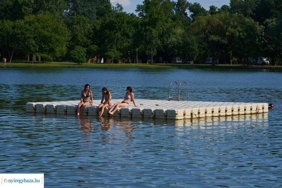 Első csobbanások a Tófürdőn