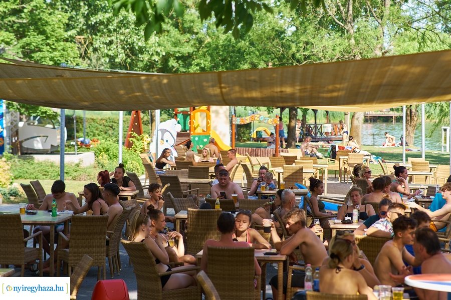 Első csobbanások a Tófürdőn