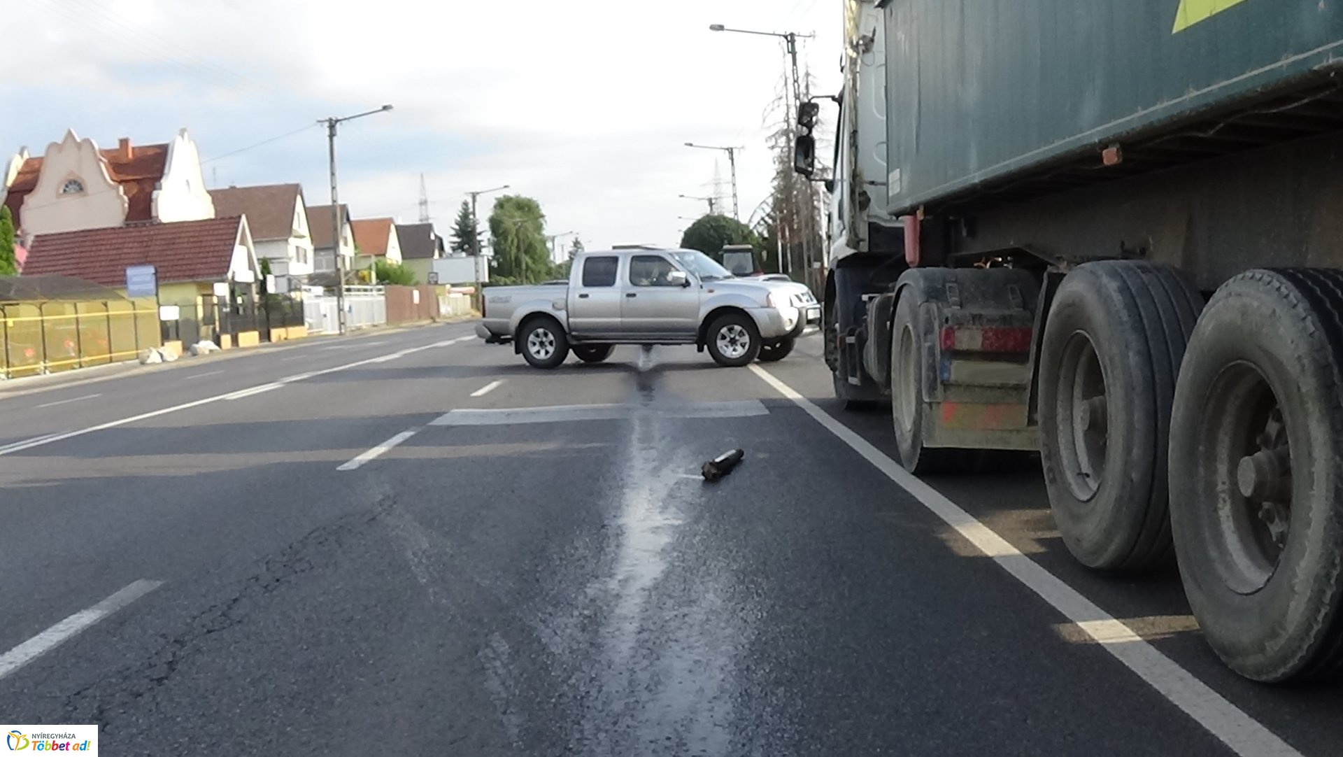 Elszabadult traktor-alkatrész szúrta ki egy jármű olajteknőjét a Debreceni úton