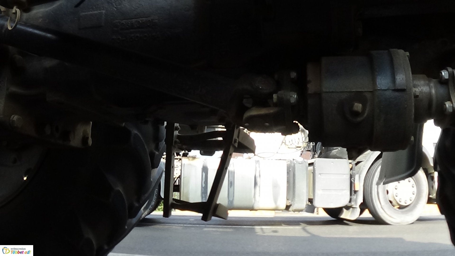 Elszabadult traktor-alkatrész szúrta ki egy jármű olajteknőjét a Debreceni úton