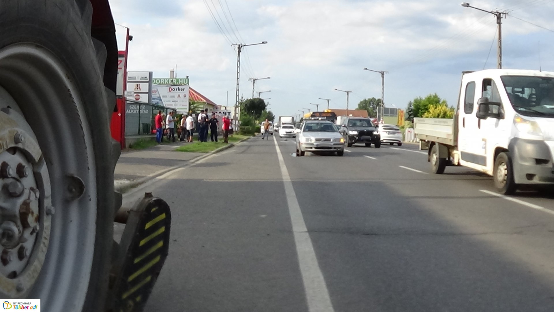 Elszabadult traktor-alkatrész szúrta ki egy jármű olajteknőjét a Debreceni úton