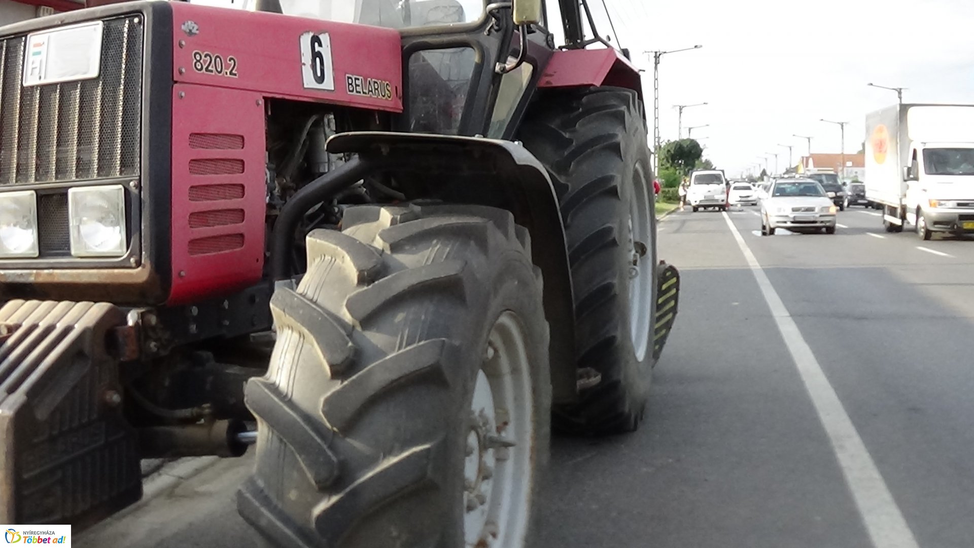 Elszabadult traktor-alkatrész szúrta ki egy jármű olajteknőjét a Debreceni úton