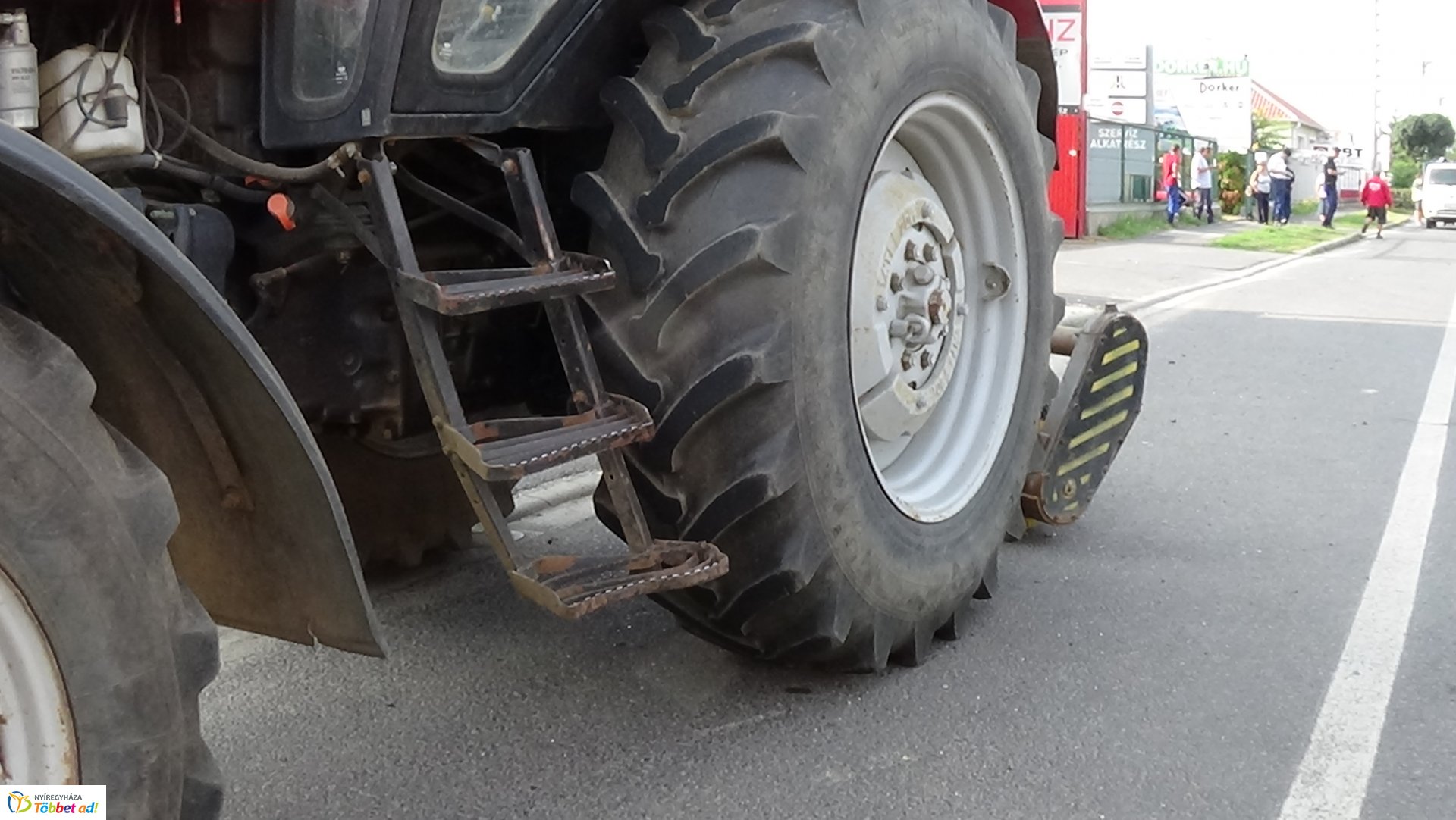 Elszabadult traktor-alkatrész szúrta ki egy jármű olajteknőjét a Debreceni úton