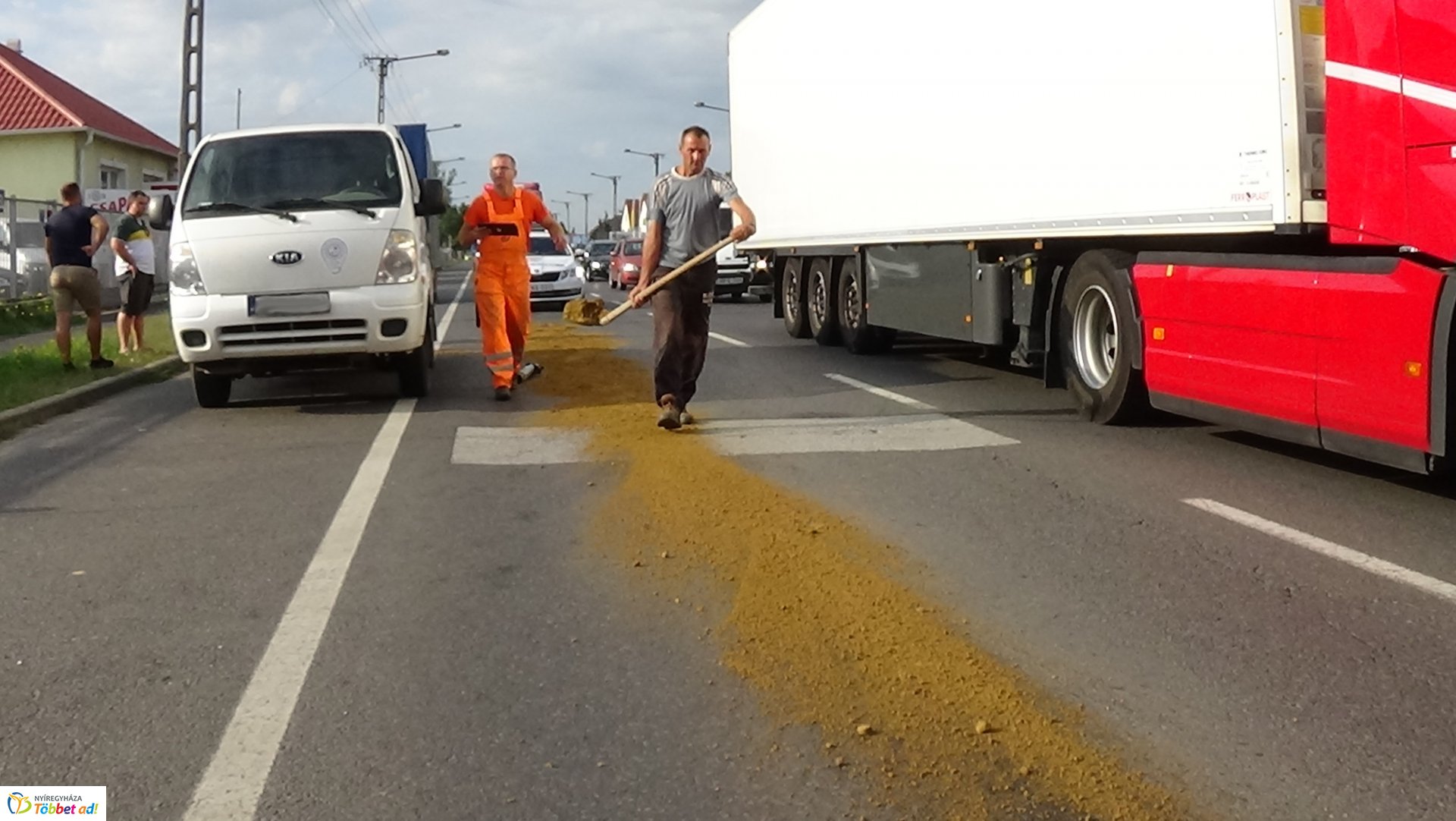 Elszabadult traktor-alkatrész szúrta ki egy jármű olajteknőjét a Debreceni úton