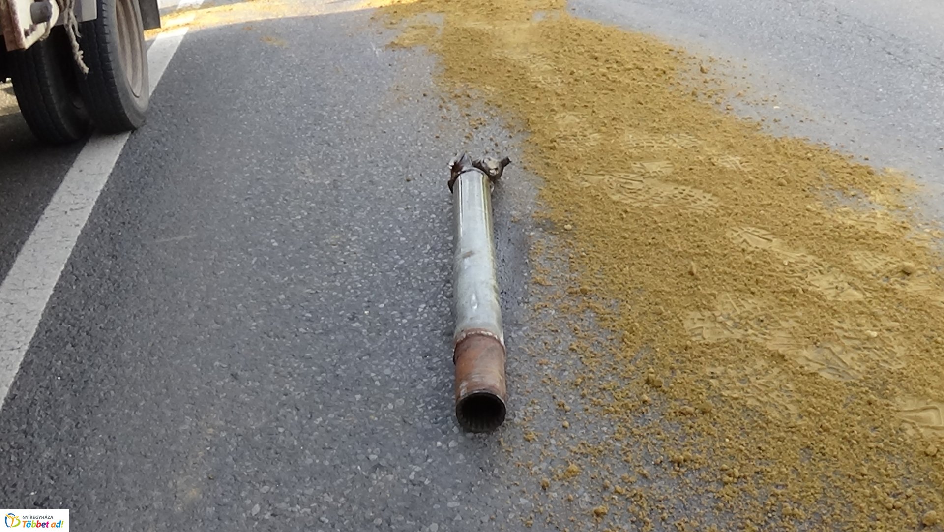 Elszabadult traktor-alkatrész szúrta ki egy jármű olajteknőjét a Debreceni úton