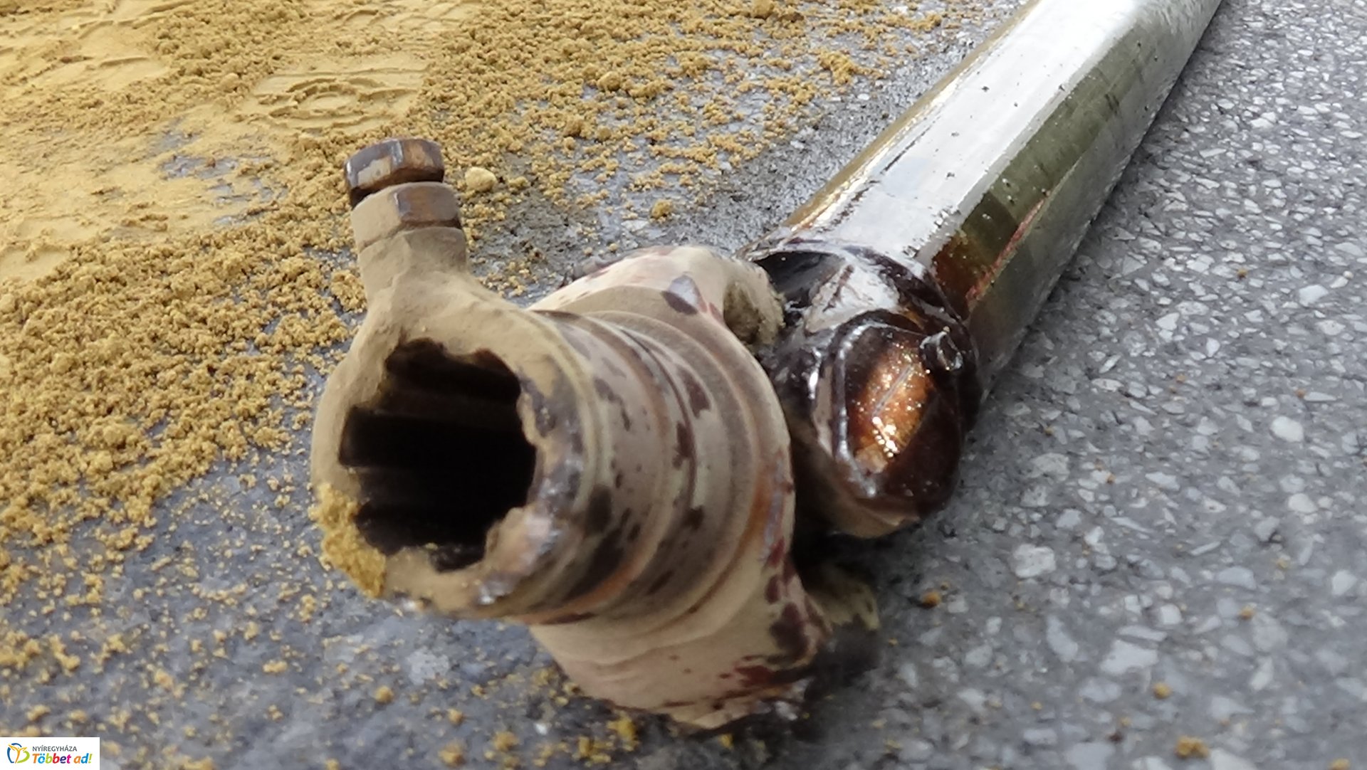 Elszabadult traktor-alkatrész szúrta ki egy jármű olajteknőjét a Debreceni úton