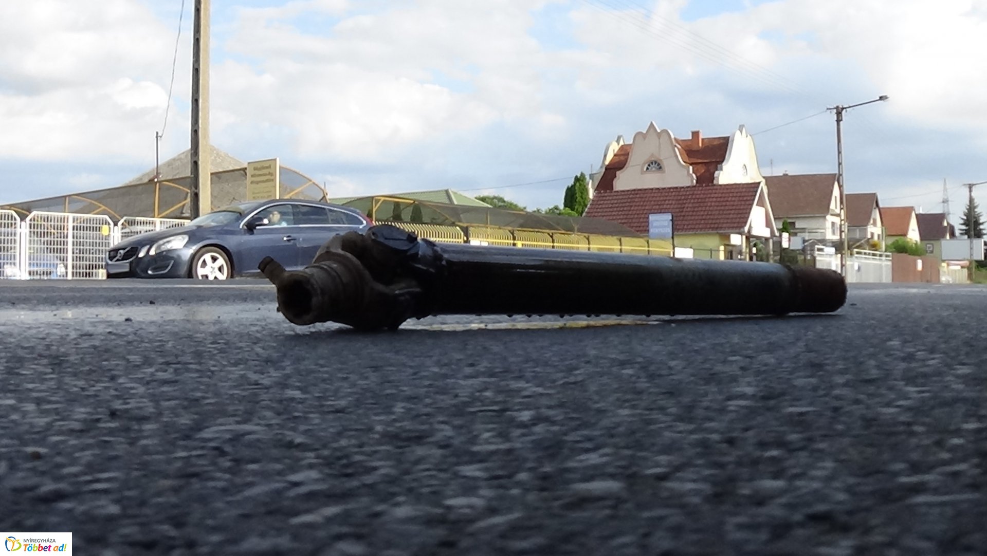 Elszabadult traktor-alkatrész szúrta ki egy jármű olajteknőjét a Debreceni úton