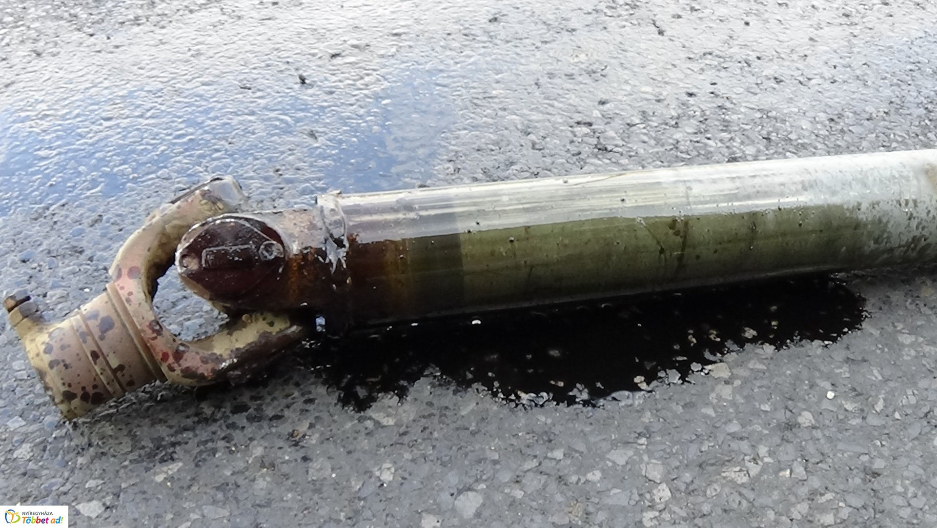 Elszabadult traktor-alkatrész szúrta ki egy jármű olajteknőjét a Debreceni úton