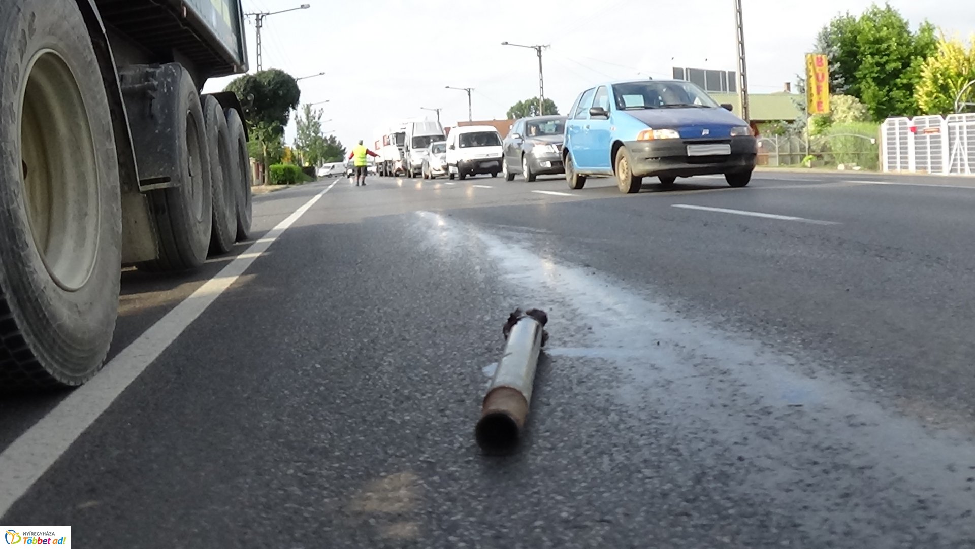Elszabadult traktor-alkatrész szúrta ki egy jármű olajteknőjét a Debreceni úton