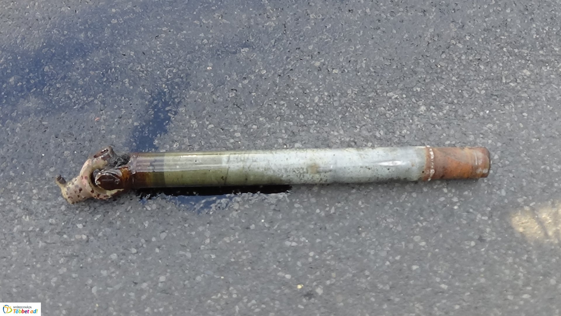 Elszabadult traktor-alkatrész szúrta ki egy jármű olajteknőjét a Debreceni úton