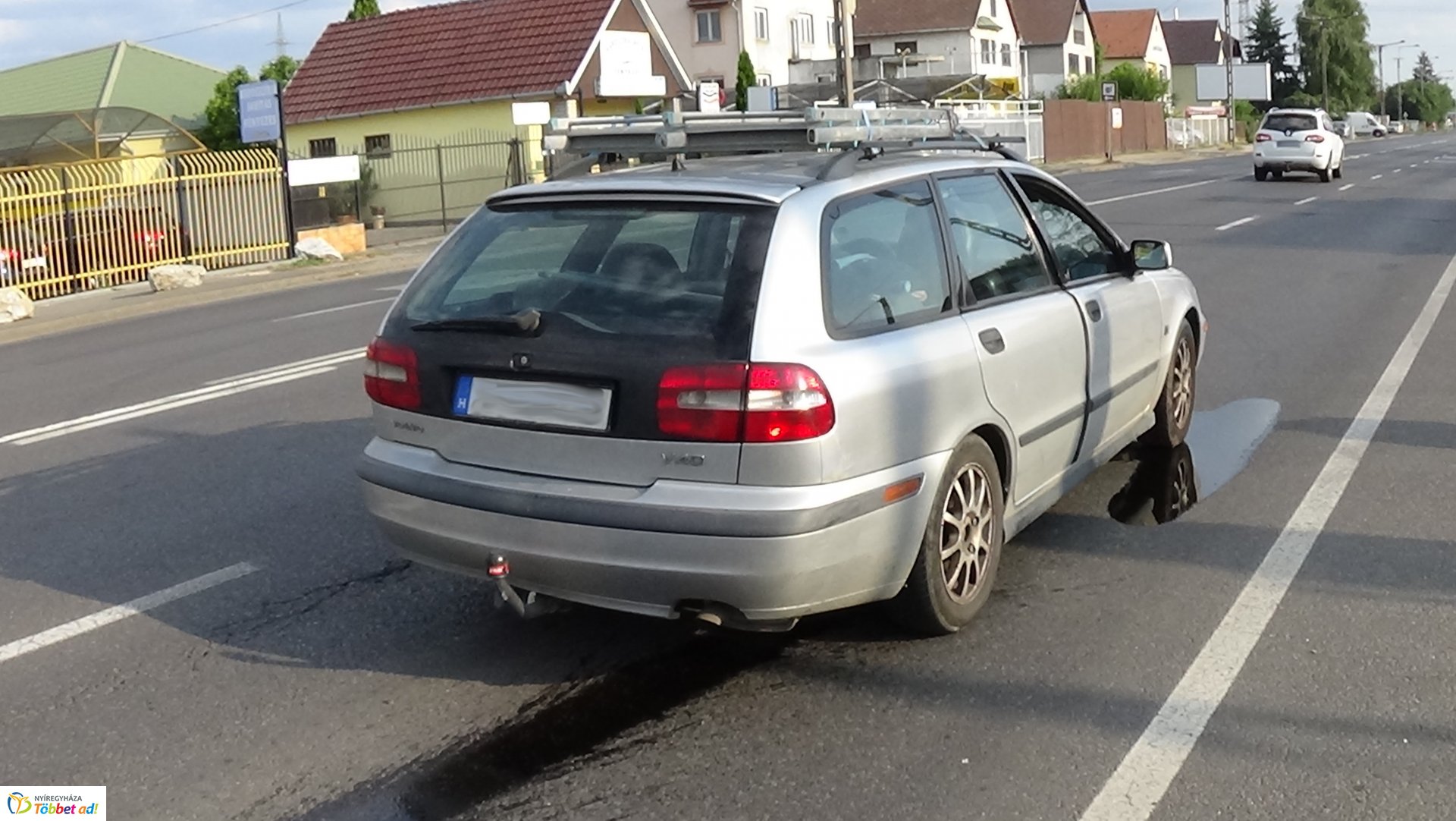 Elszabadult traktor-alkatrész szúrta ki egy jármű olajteknőjét a Debreceni úton