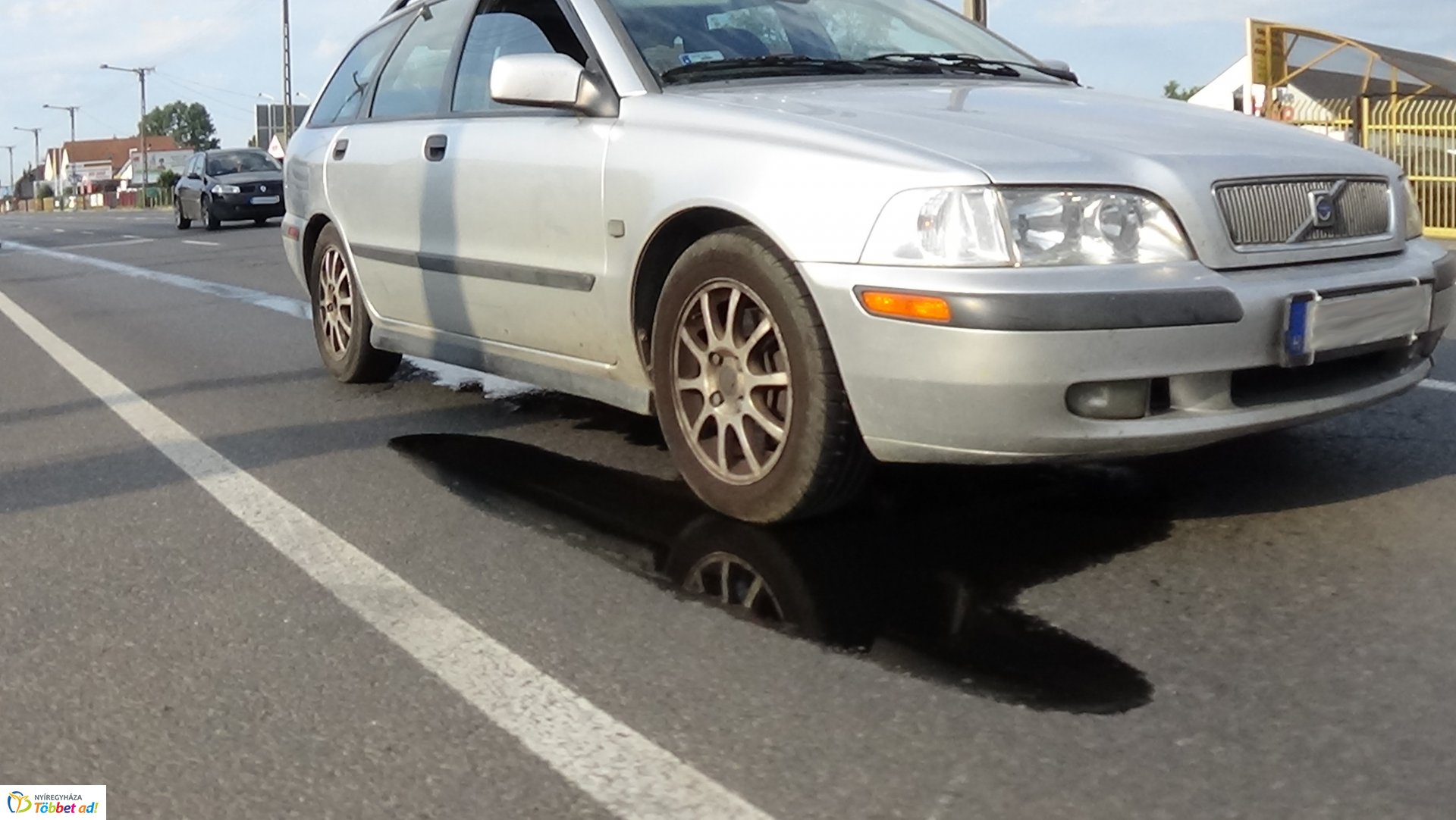 Elszabadult traktor-alkatrész szúrta ki egy jármű olajteknőjét a Debreceni úton