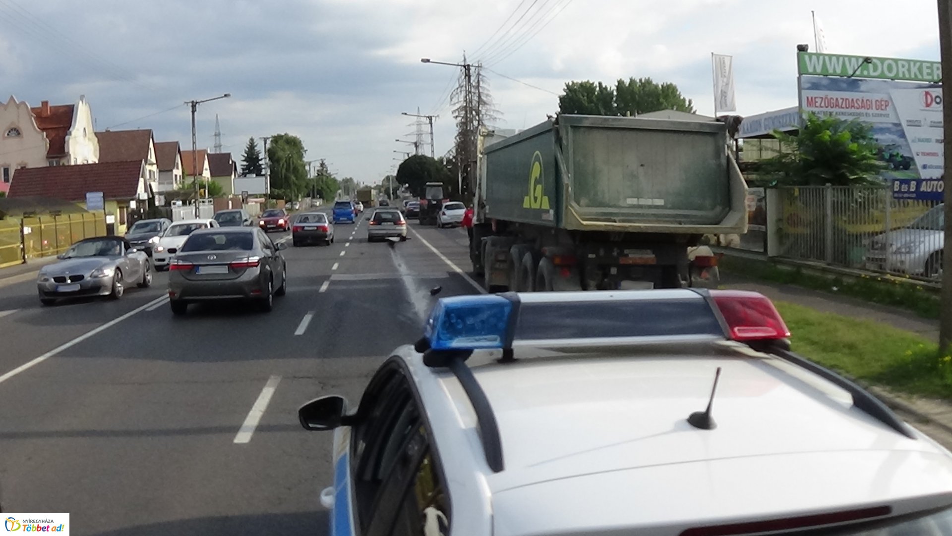 Elszabadult traktor-alkatrész szúrta ki egy jármű olajteknőjét a Debreceni úton