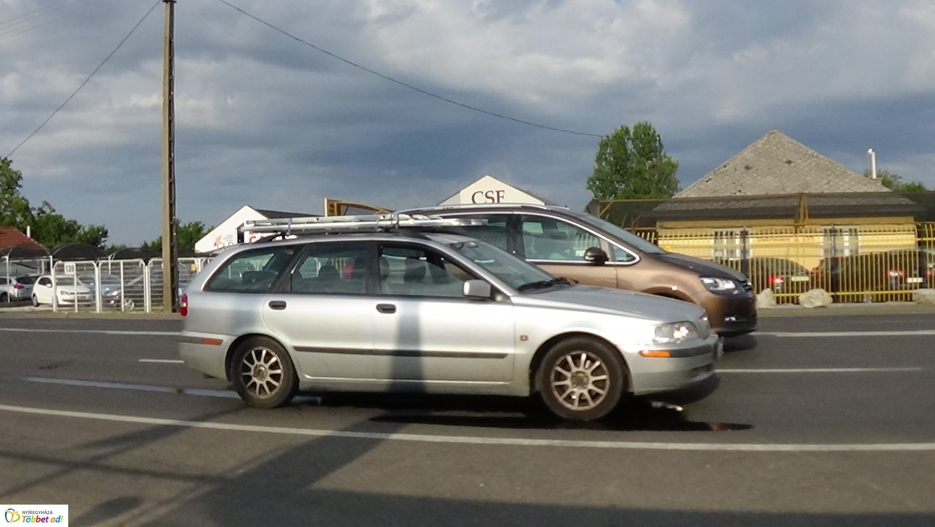 Elszabadult traktor-alkatrész szúrta ki egy jármű olajteknőjét a Debreceni úton