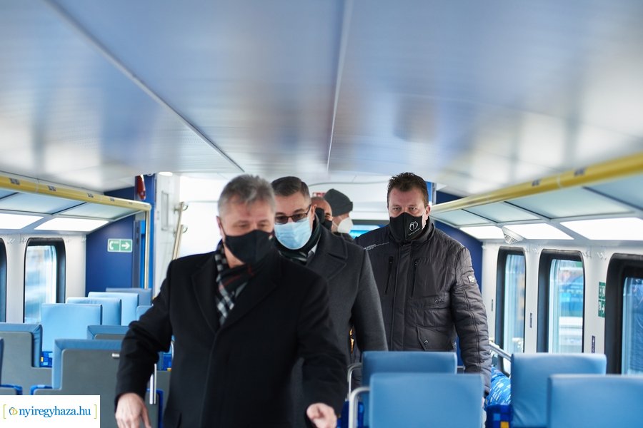 Emeletes vonat Nyíregyházán