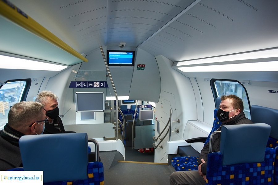 Emeletes vonat Nyíregyházán