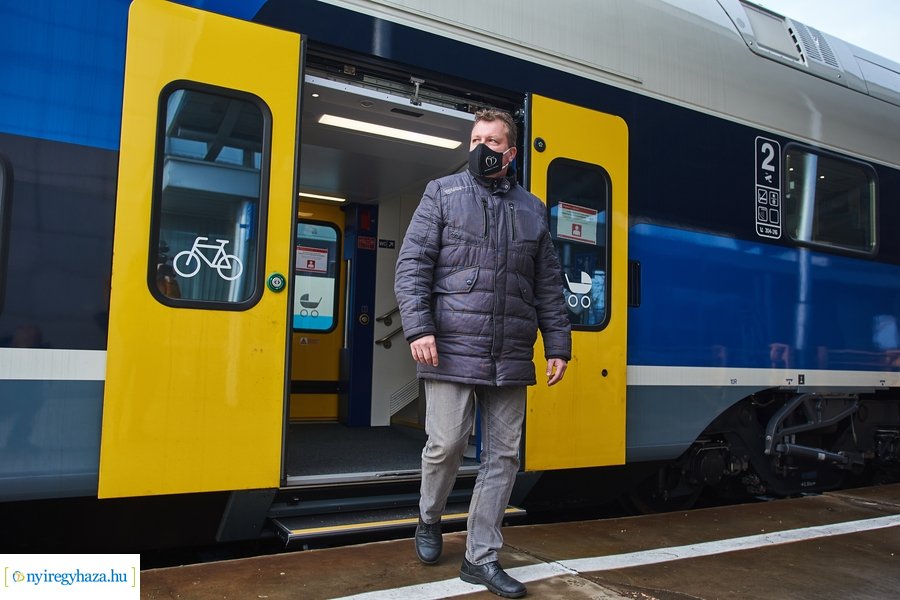 Emeletes vonat Nyíregyházán