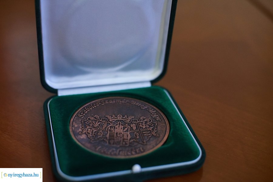 Emlékérmek átadása a Megyeházán