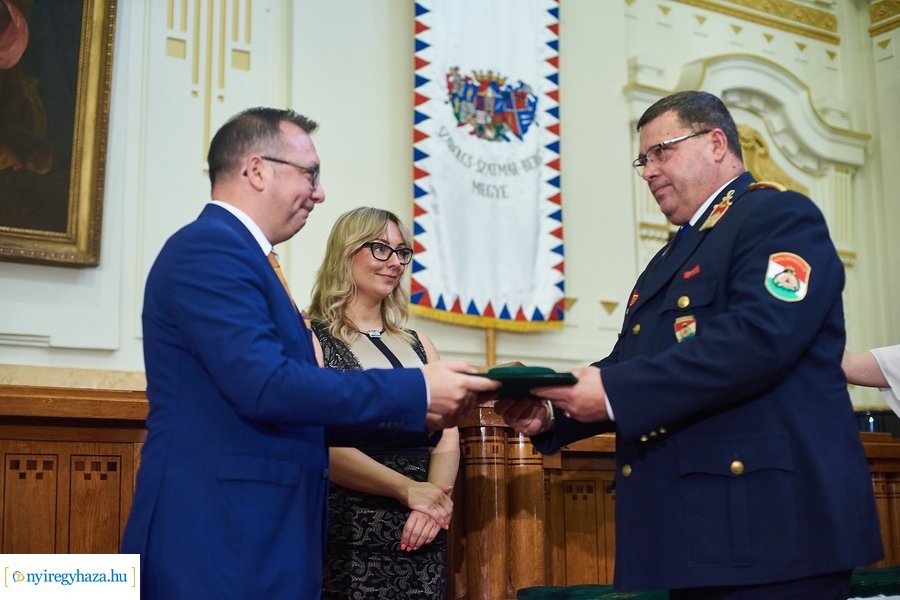 Emlékérmek átadása a Megyeházán