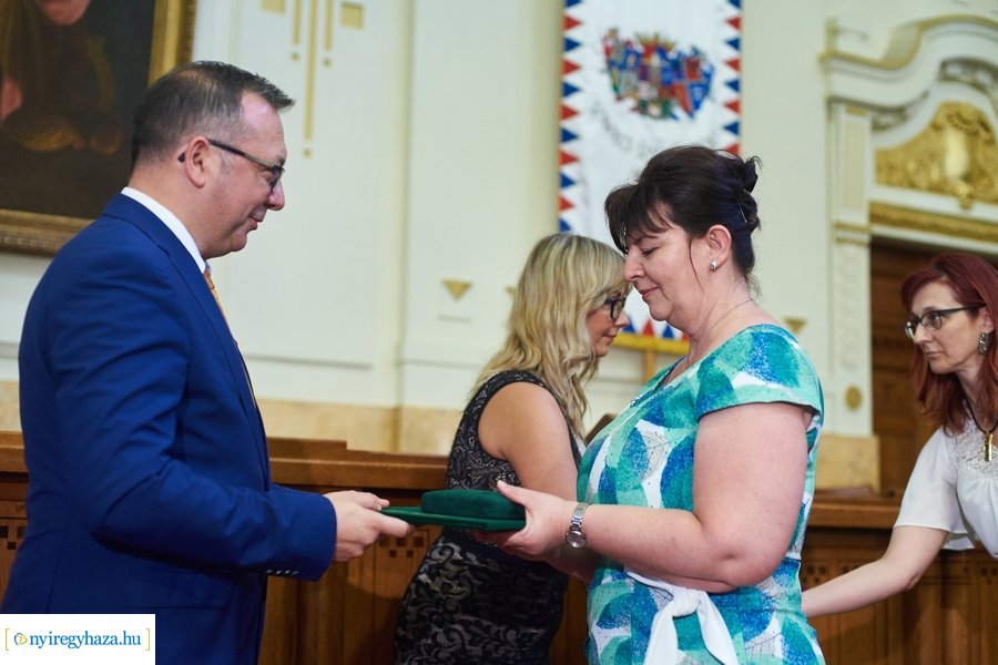 Emlékérmek átadása a Megyeházán