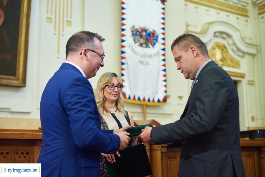 Emlékérmek átadása a Megyeházán