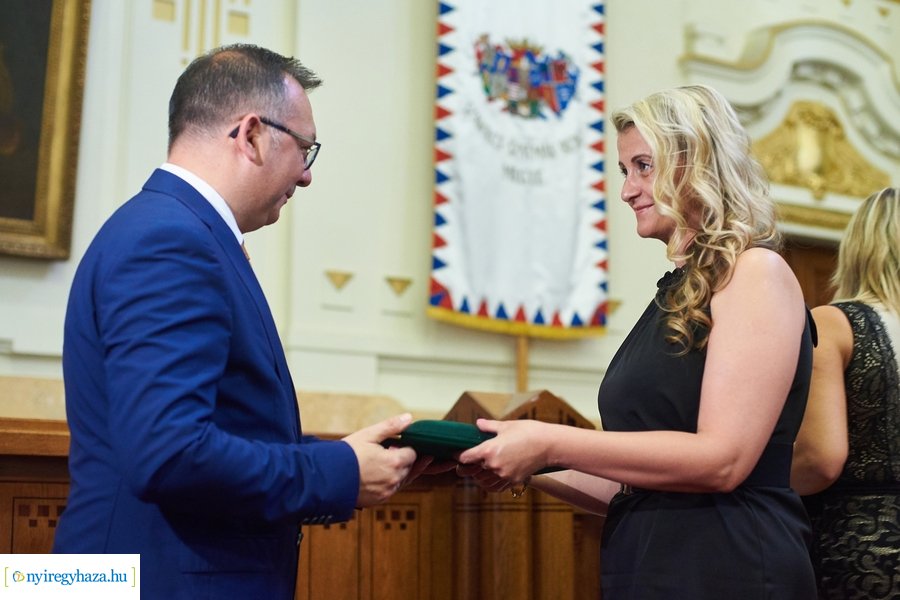 Emlékérmek átadása a Megyeházán