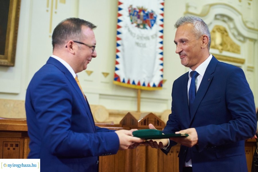 Emlékérmek átadása a Megyeházán