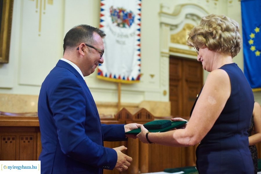 Emlékérmek átadása a Megyeházán