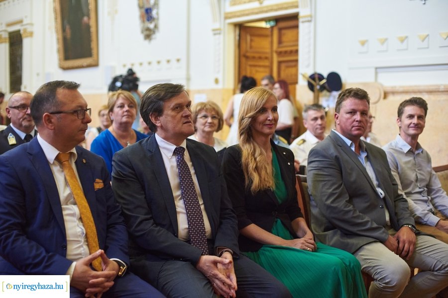 Emlékérmek átadása a Megyeházán