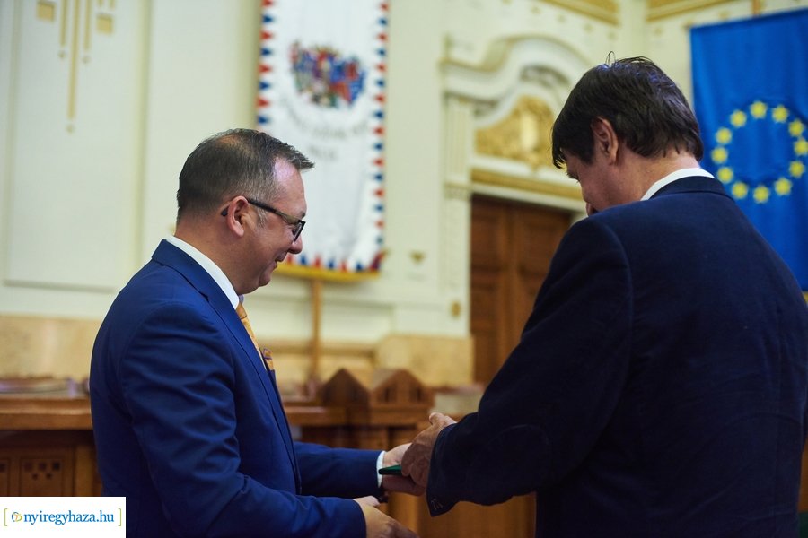 Emlékérmek átadása a Megyeházán